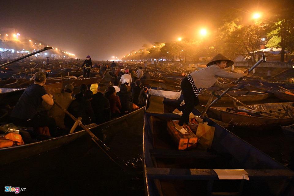 Hàng nghìn người trẩy hội chùa Hương trong đêm